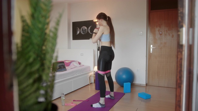 年轻女子在家锻炼视频下载