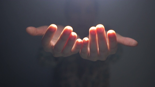 人的手与上帝之光视频素材