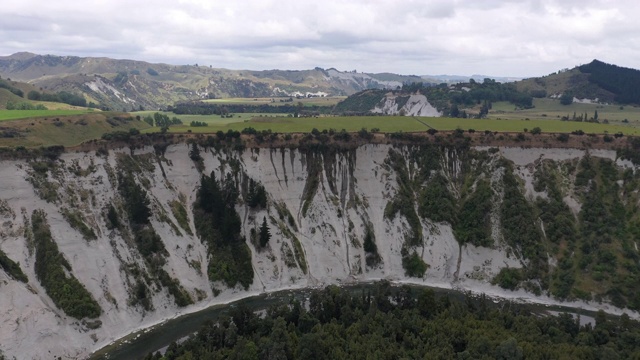 (4/4A)新西兰北岛Mangaweka附近的Rangitikei河的蜿蜒和白爸爸悬崖视频下载