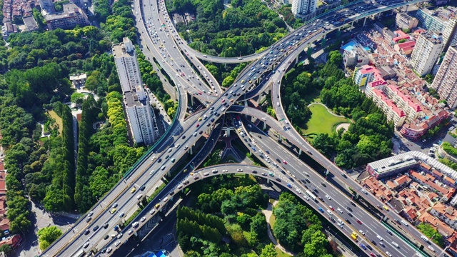 无人机拍摄:实时，向下移动，中国上海高架道路和繁忙交通的4K鸟瞰图。视频下载