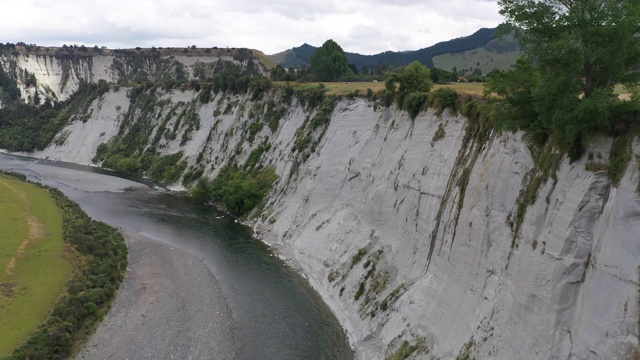 (1/4A)新西兰北岛Mangaweka附近Rangitikei河的河曲和White Papa悬崖视频下载