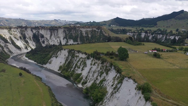 (2/4A)新西兰北岛Mangaweka附近Rangitikei河的蜿蜒和白爸爸悬崖视频下载