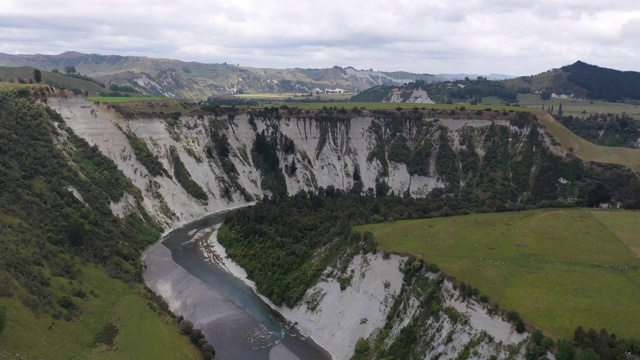 (3/4A)新西兰北岛Mangaweka附近Rangitikei河的河曲和White Papa悬崖视频下载