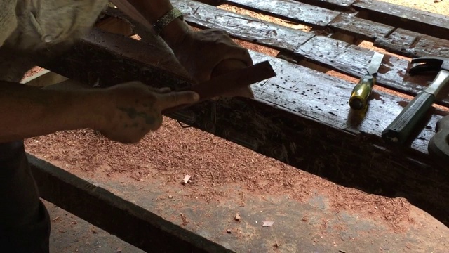 木匠用砂纸打磨木头视频下载