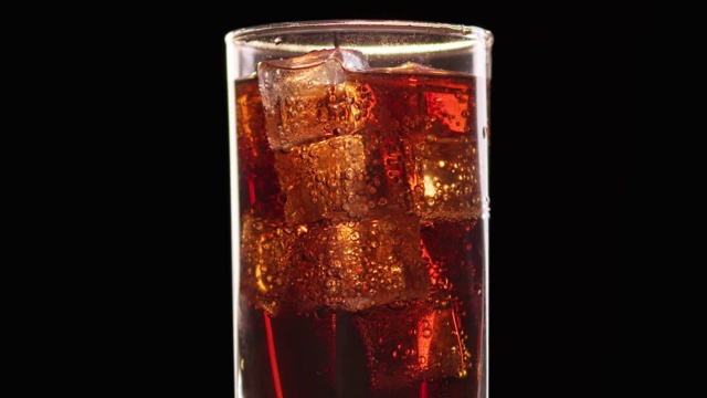 可口的新鲜可乐饮料与冰块和提高空气泡沫。4k Dragon RED摄像机视频下载