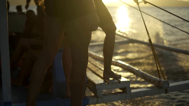 一对美丽的夫妇在夕阳下航行视频素材