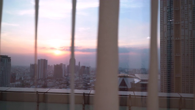 黄昏时分，垂直百叶窗后的曼谷景色视频素材