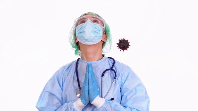 医生在COVID-19病毒细胞附近祈祷阻止冠状病毒大流行视频下载