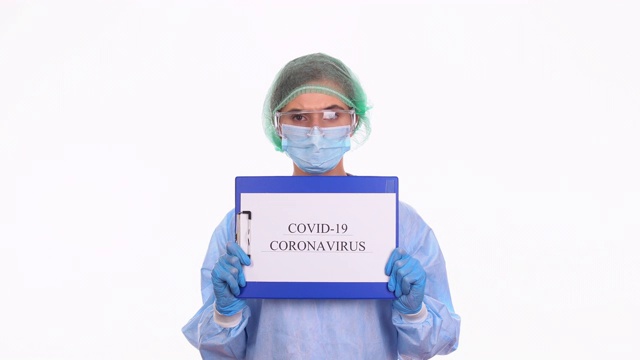 年轻女医生在笔记本上显示COVID-19病毒文本视频下载