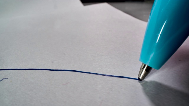 圆珠笔在纸上写字或画画视频素材