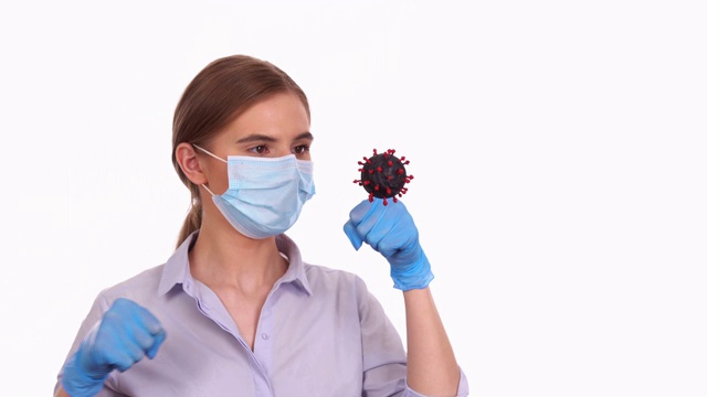 戴医用口罩的妇女抗击COVID-19病毒细胞视频素材