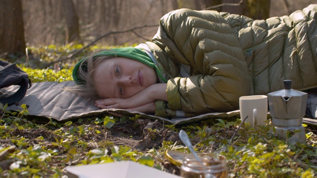 年轻疲惫的女人睡在森林里视频素材