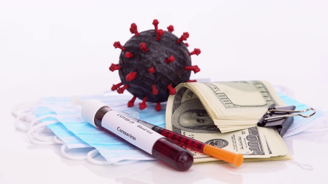 COVID-19冠状病毒医学概念的静物生活用疫苗、钱、验血、注射器和无菌口罩视频下载