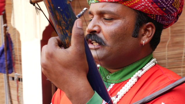弹奏传统乐器的印度人视频下载