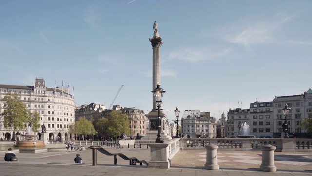 这是一个明媚的春天下午，20秒的摄影镜头，拍摄的是空荡荡的伦敦特拉法加广场视频下载