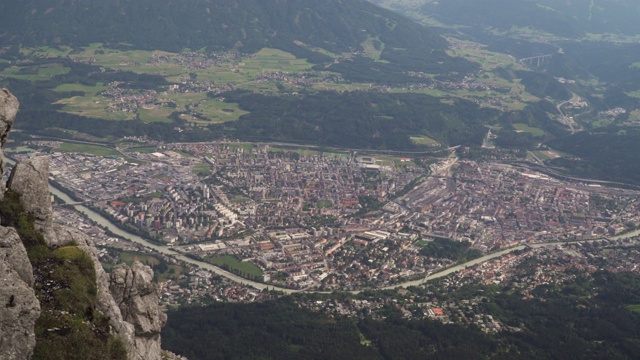 平移和高角度视图:城市景观沿因河，奥地利因斯布鲁克市。这是欧洲阿尔卑斯山脉卡文德尔冰川上著名的避暑景点。视频素材