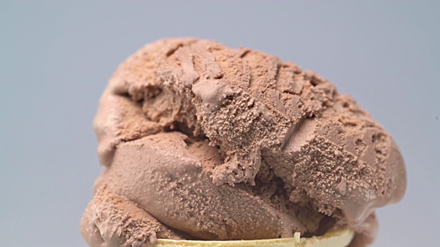 巧克力冰淇淋蛋卷垂直上升视频素材