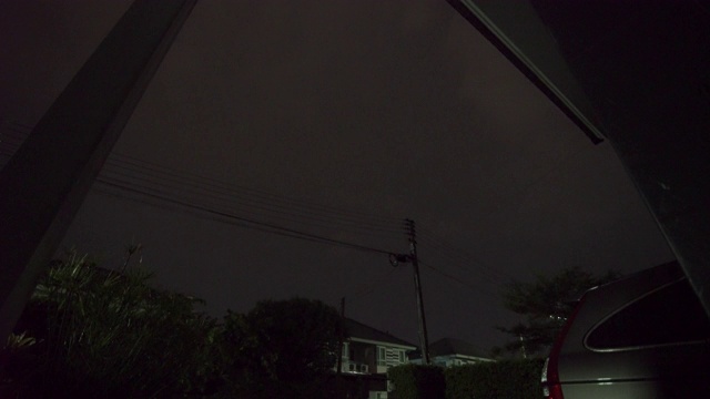 晚上有暴风雨和闪电袭击房子视频素材
