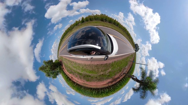 一辆汽车在道路上的视频在微型行星视图视频下载