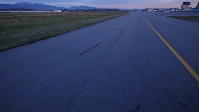 飞机在加拿大卑斯皮特梅多斯机场跑道上滑行视频下载