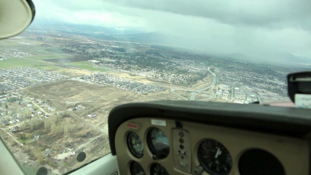 从加拿大卑斯省皮特草地的小飞机鸟瞰图视频素材