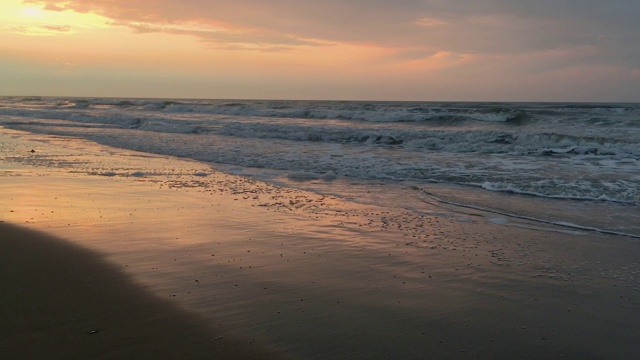 海边风景优美，夕阳西下，海浪平缓视频素材