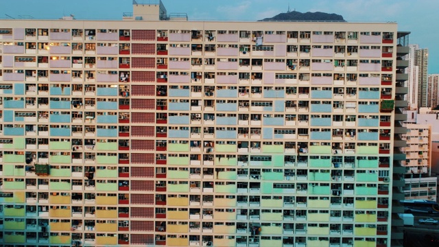 航拍照片显示了香港彩虹邨一个公寓大楼五颜六色的外立面视频素材