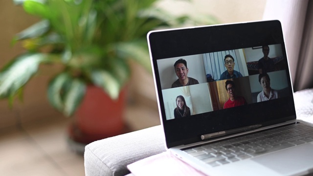 家庭办公视频会议与休闲服装使用笔记本电脑视频素材