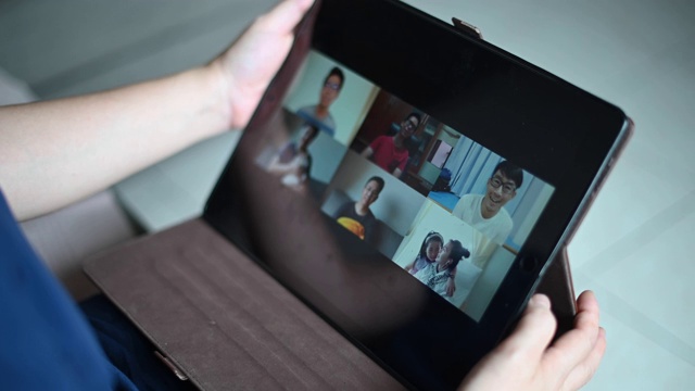 家庭办公视频会议与休闲服装使用数字平板电脑视频素材