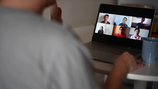 家庭办公视频会议与休闲服装使用笔记本电脑视频素材
