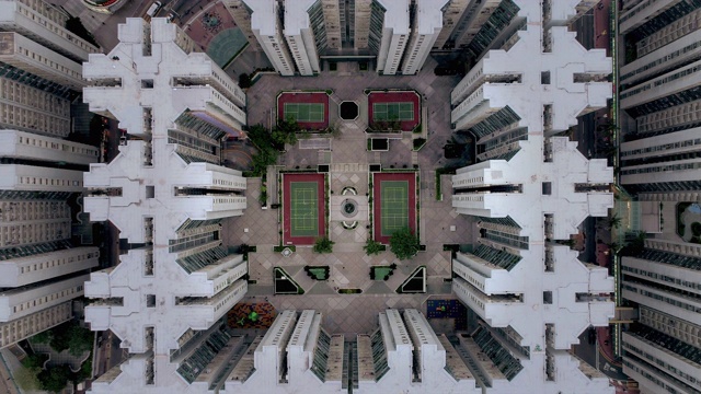 从空中拍摄的照片显示了香港黄埔花园公寓中心的网球场视频下载