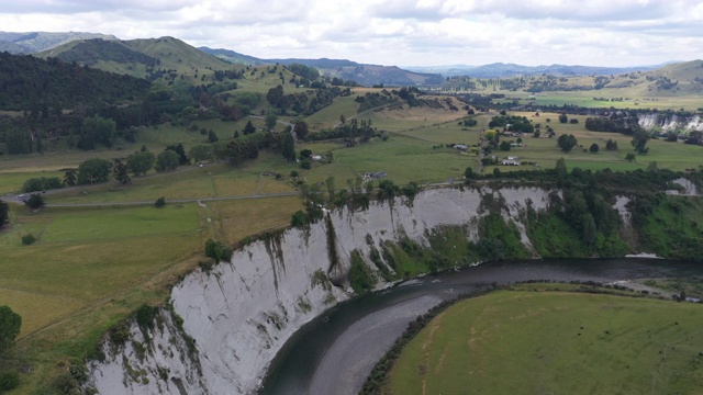 (1/3B)新西兰北岛Mangaweka附近Rangitikei河的河曲和White Papa悬崖视频下载