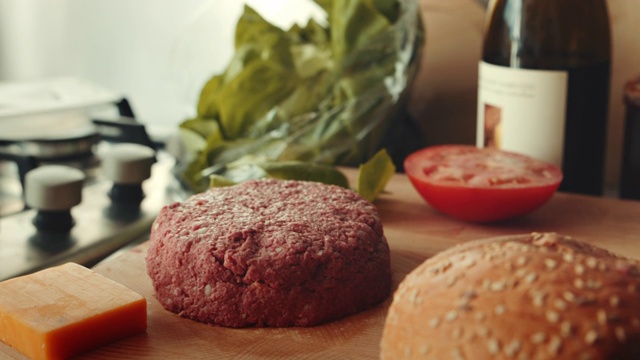 一个以植物为基础的，非肉类的，生的素食汉堡在盘子里视频下载