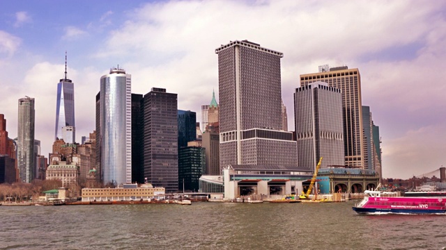 纽约金融区。哈德逊河上的t型移动船。海滨。主要电话公司的广告。纽约市的天际线。自由塔等著名金融建筑视频素材
