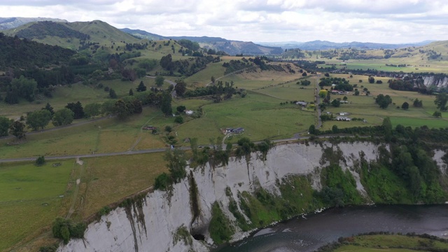(2/3B)新西兰北岛Mangaweka附近Rangitikei河的蜿蜒和白爸爸悬崖视频下载