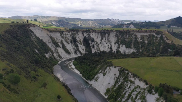 (3/3B)新西兰北岛Mangaweka附近Rangitikei河的河曲和White Papa悬崖视频下载