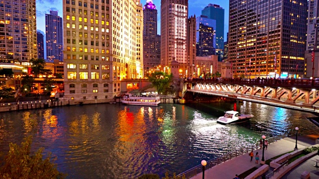 船在桥下穿过芝加哥河。金融区。城市照明。路灯。忙碌的生活。视频素材