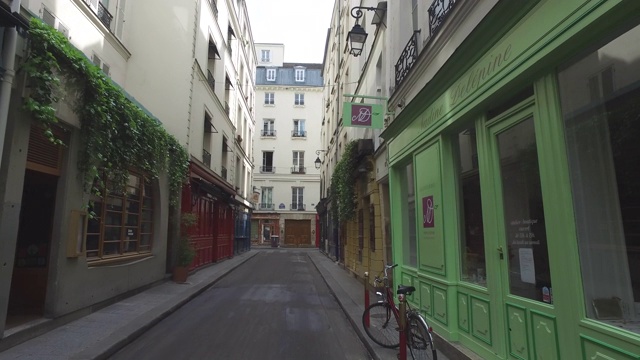 囚禁期间的巴黎大街。在法国新冠肺炎疫情封锁下。视频素材