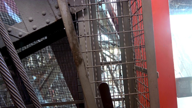 在埃菲尔铁塔乘电梯视频素材