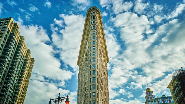 著名的熨斗大厦。阳光明媚，蓝天白云。住宅和金融建筑。旅游和商业。纽约,美国视频下载