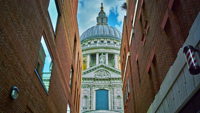 圣保罗大教堂位于老建筑之间。窗外蓝天的倒影。概念视图。英国伦敦视频素材