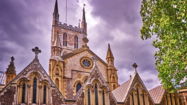著名的南街大教堂前面是紫色的暴风雨的天空和树叶。自然背景。和平的环境。暴风雨前的宁静。英国伦敦视频素材
