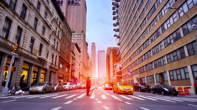 典型的纽约市中心街道，如Soho, Village, Tribeca。黄色的出租车。繁忙的纽约人视频素材