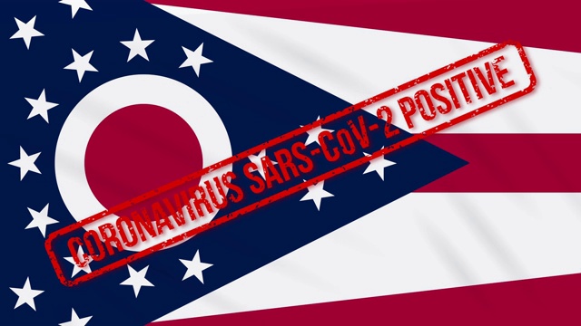 美国俄亥俄州摇摆的旗帜上印着对COVID-19的积极回应，循环视频下载