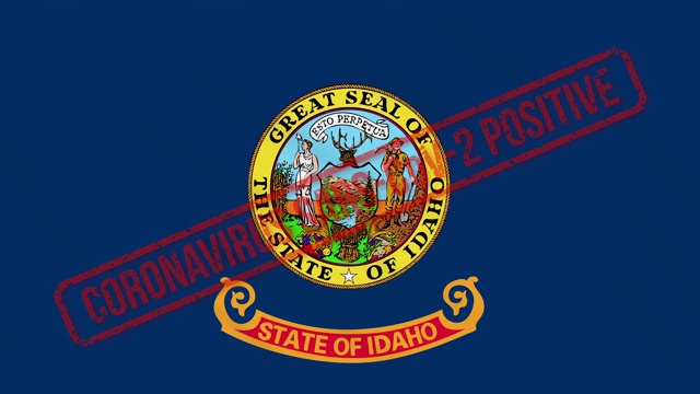 美国爱达荷州摇摆国旗，上面印着对COVID-19的积极回应，循环视频下载