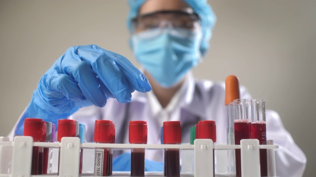 亚洲科学家在实验室检查血液视频素材