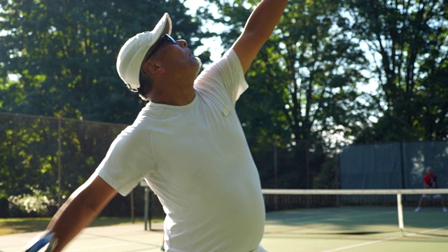 在夏季上午的网球混双比赛中，MS高级男子发球视频下载