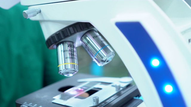 医学研究科学家在STEM现代实验室测试疫苗实验药物。视频下载