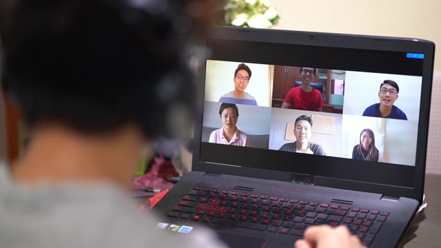 亚洲华人男性正在和朋友进行在线视频会议视频下载