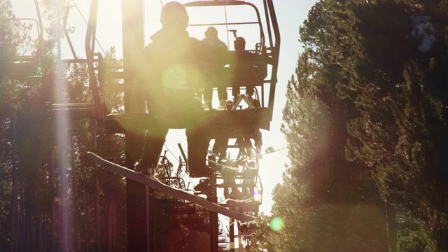 滑雪运动员在博尔德附近的埃尔多拉滑雪度假村滑雪缆车的慢动作拍摄，科罗拉多州在一个晴朗的日子视频购买